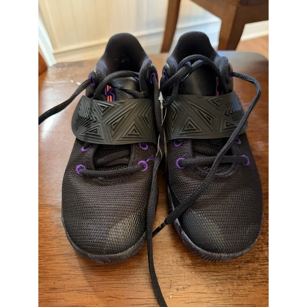 Nike Kyrie‎ Flytrap Boys Basketball Sneakers Black Purple 1.5 Mid Top
